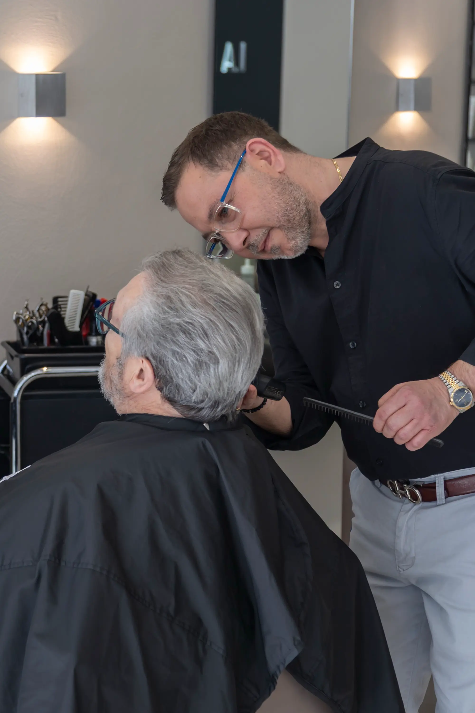 Friseurmeister Mario Dessi beim Herrenhaarschnitt in Viernheim Rathausstraße