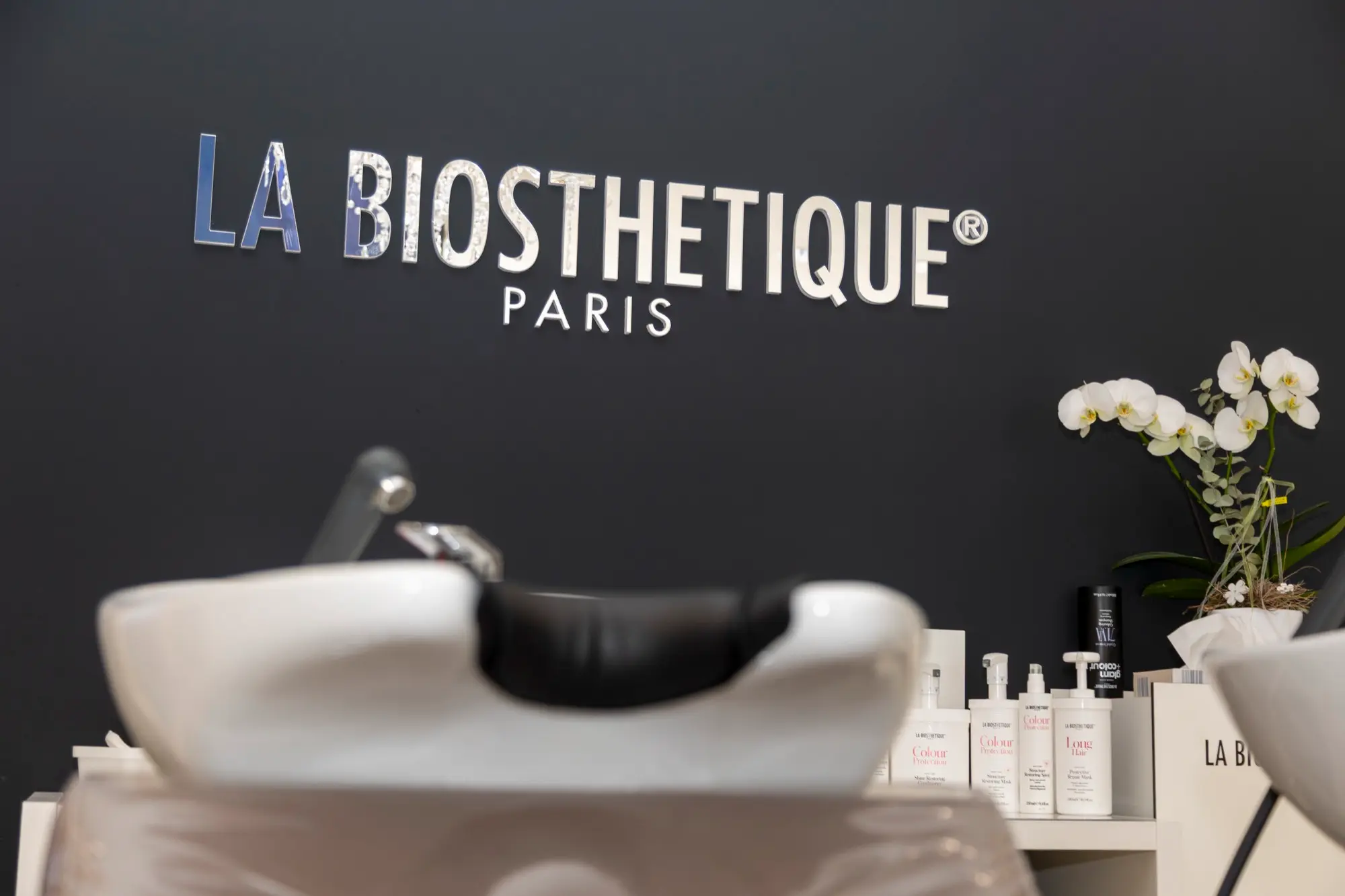 La Biosthétique Logo an der Wand im Salon Mario Dessi Friseure Viernheim