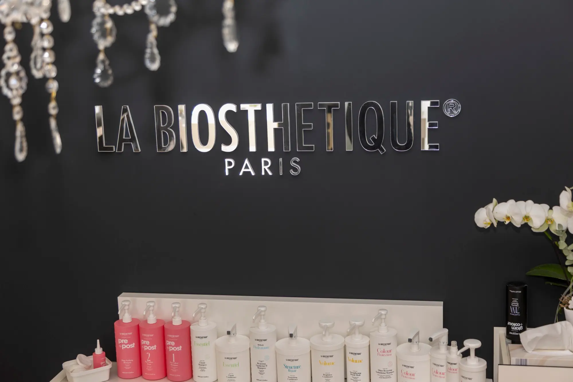 La Biosthétique Produktregal bei Mario Dessi Friseure in der Viernheimer Innenstadt