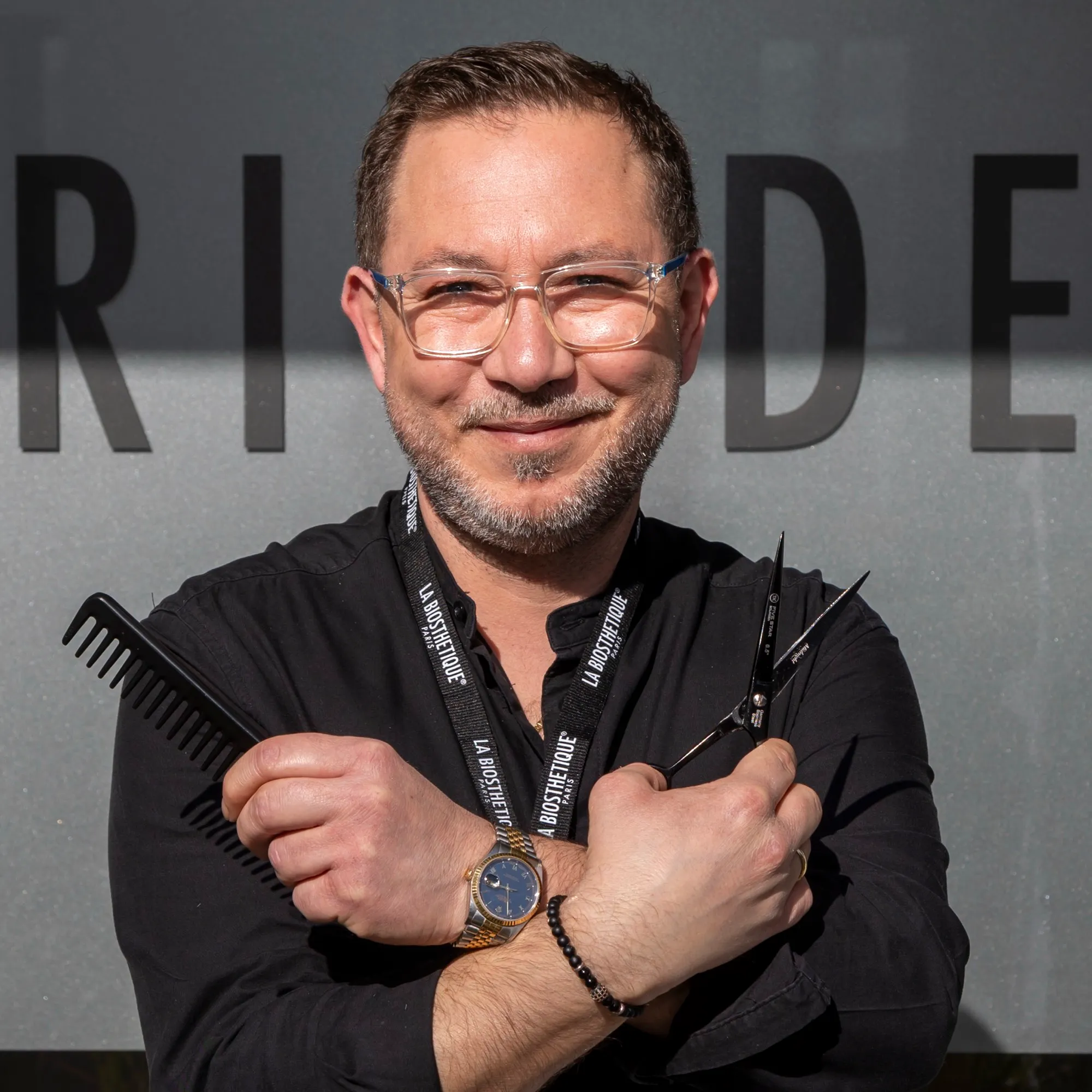 Friseurmeister Mario Dessi mit Schere und Kamm in seinem Salon in Viernheim