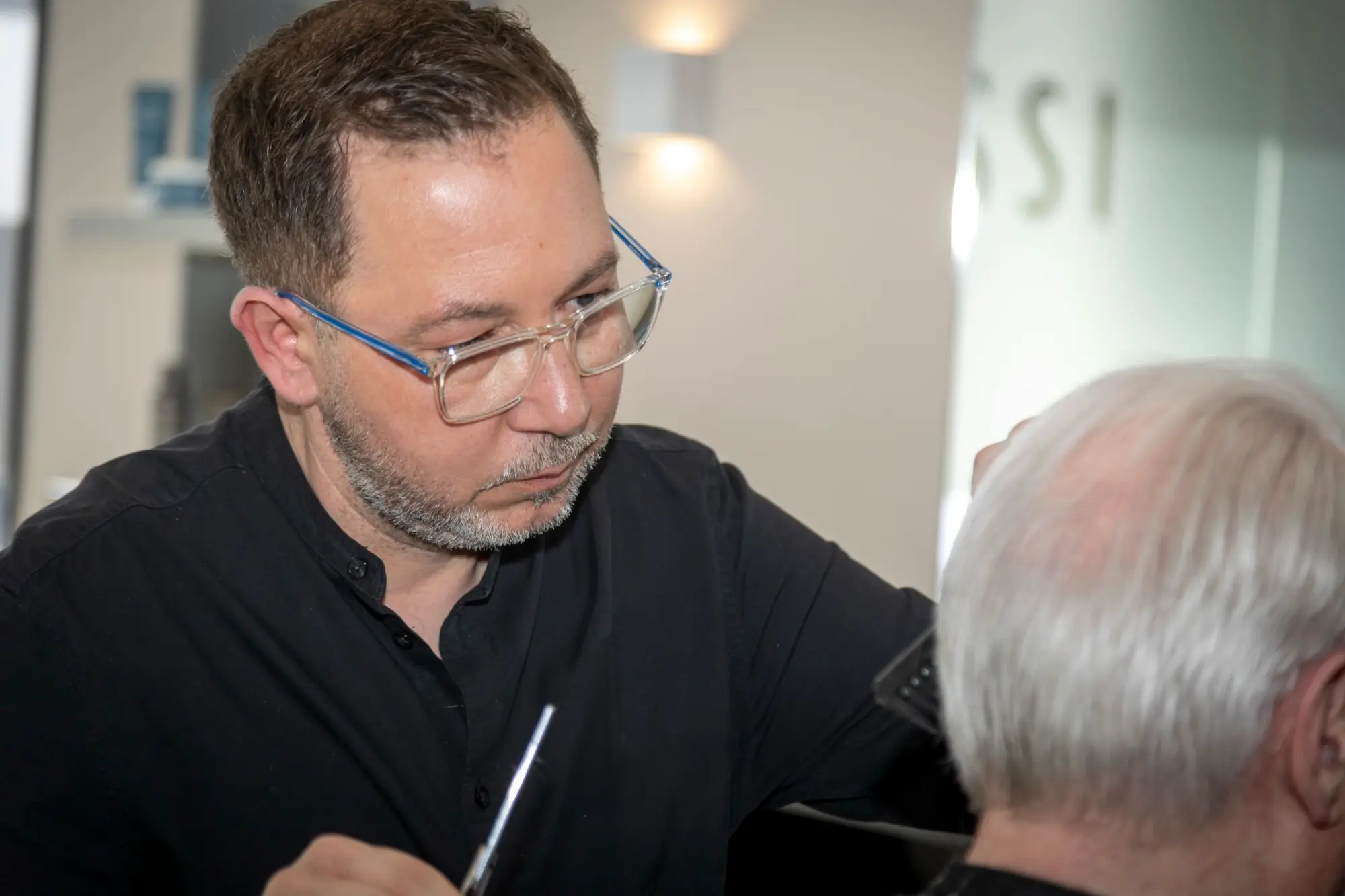 Friseurmeister Mario Dessi bei der Arbeit im Salon in der Viernheimer Innenstadt