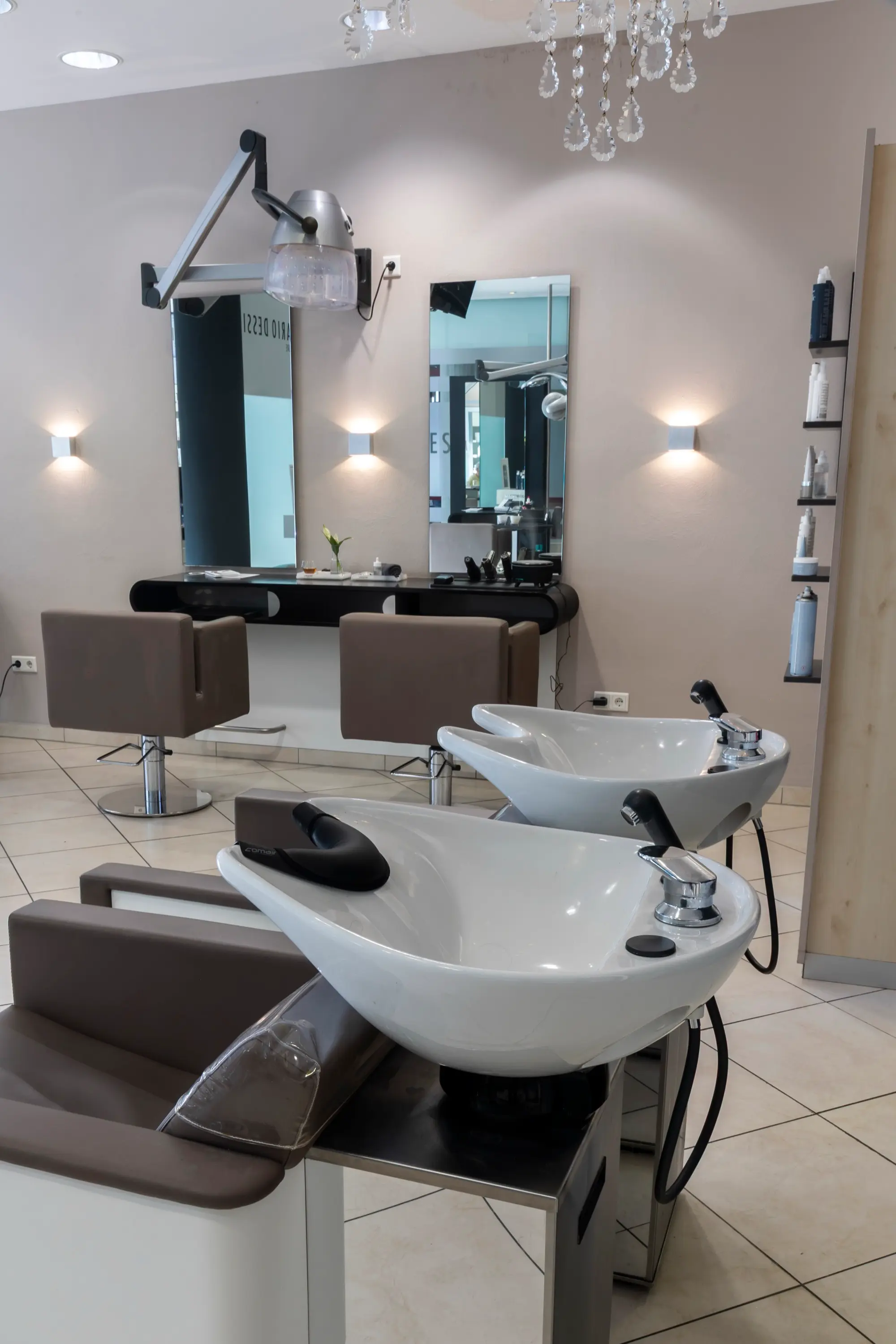Haarpflege und Tönung für Herren an den Waschplätzen bei Mario Dessi Friseure Viernheim